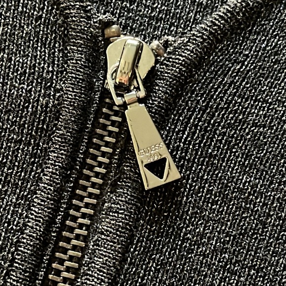 GUESS NWT SCARLA ZIP PEPLUM TOP - Jet black multi- Size L - Picture 13 of 13